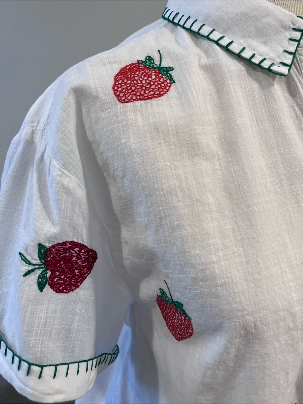 Maeve Summer Strawberry Embroidered Blouse Shirt Size Large Anthropologie - Picture 2 of 9